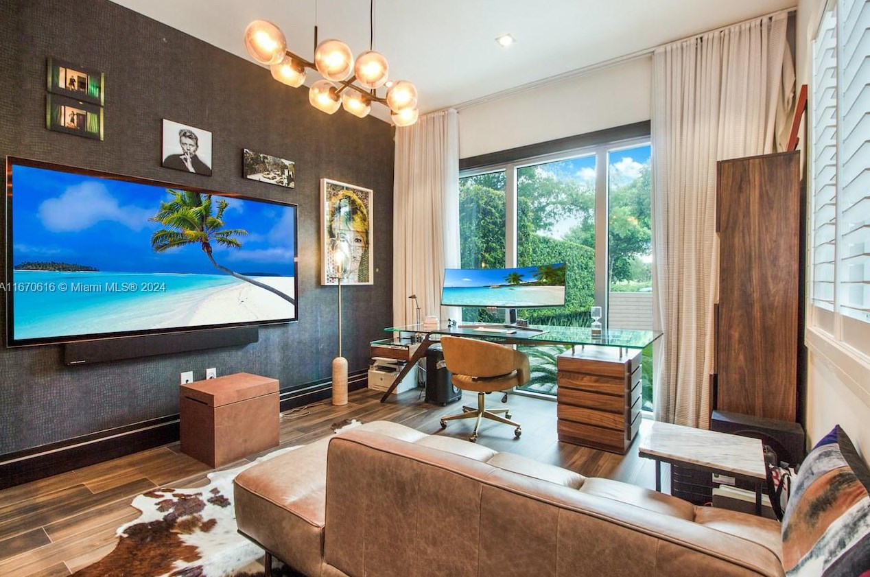 2382 Alton Rd, Miami Beach FL  33139-3809 exterior