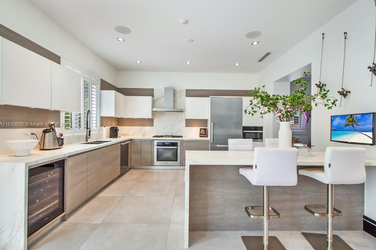 2382 Alton Rd, Miami Beach FL  33139-3809 exterior