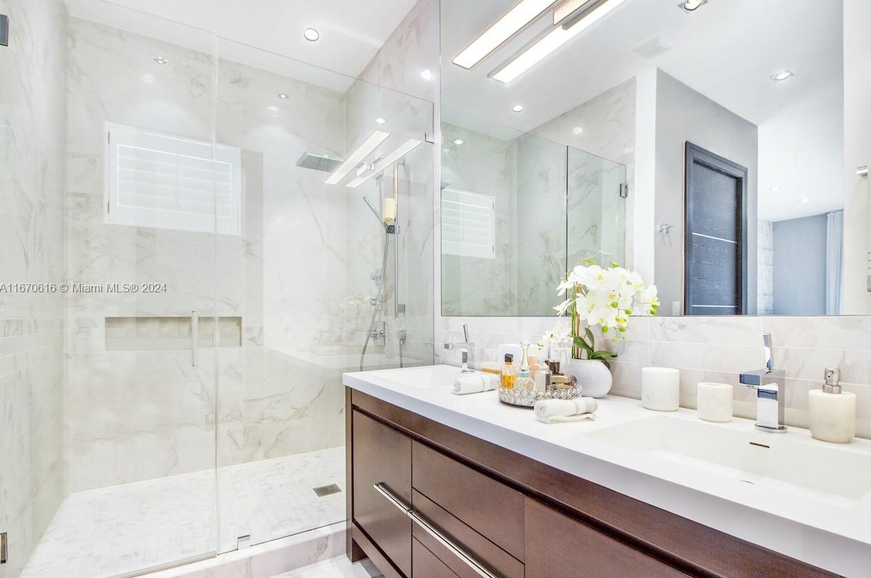 2382 Alton Rd, Miami Beach FL  33139-3809 exterior