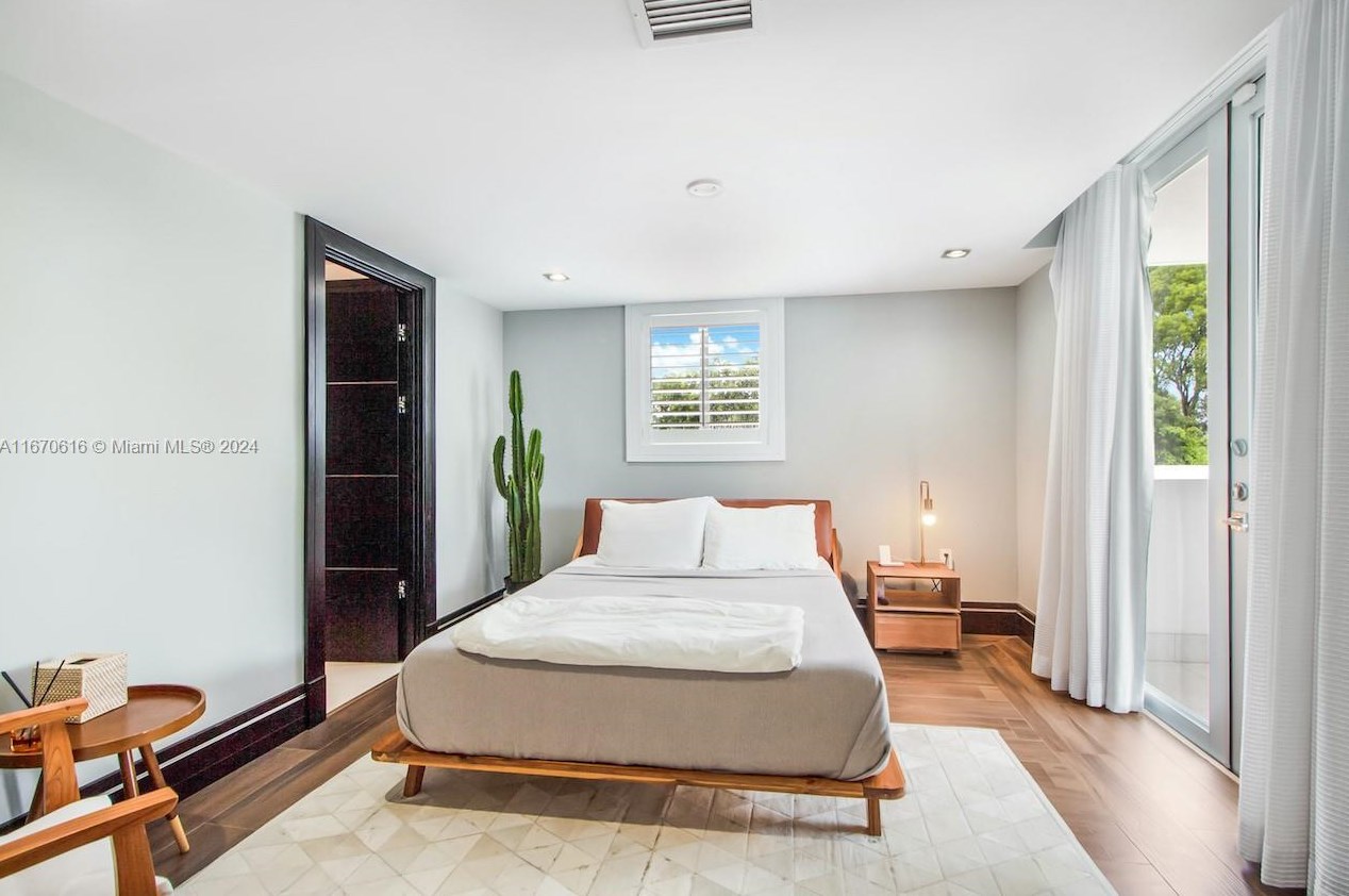 2382 Alton Rd, Miami Beach FL  33139-3809 exterior