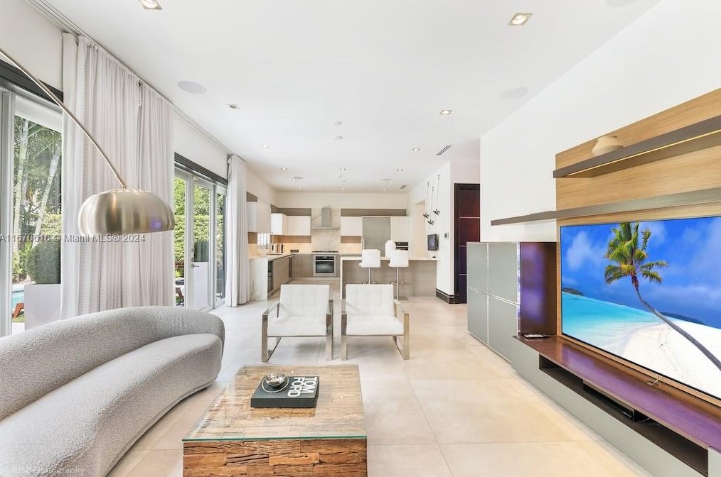 2382 Alton Rd, Miami Beach FL  33139-3809 exterior