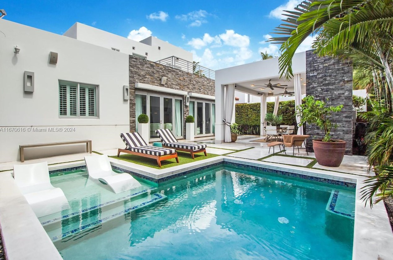 2382 Alton Rd, Miami Beach FL  33139-3809 exterior