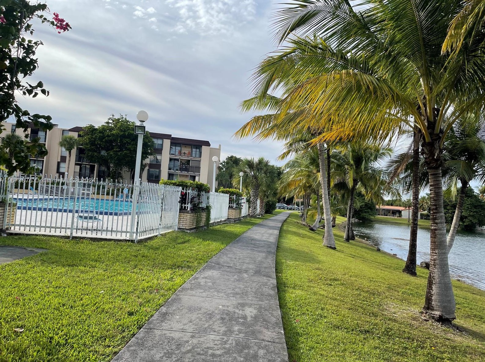 14525 Kendall Dr, Miami FL exterior