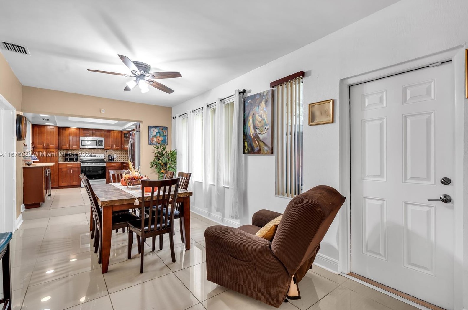 3265 211 St, Miami FL  33180-1067 exterior