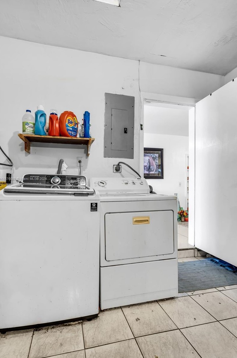 3265 211 St, Miami FL  33180-1067 exterior