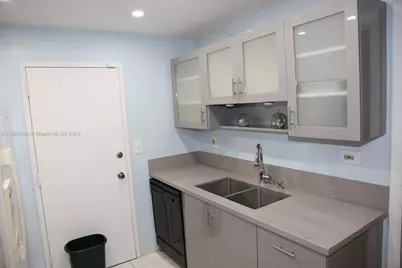 800 NE 195th St #501, Miami, FL 33179 - Photo 3