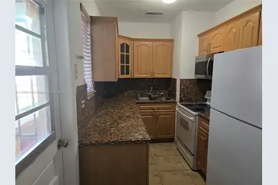 961 E 32nd St, Hialeah, FL 33013 - Photo 9