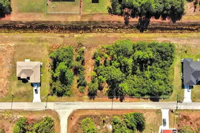 844 Carbon St E, Lehigh Acres, FL 33974 - Photo 3