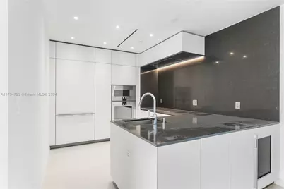 300 Biscayne Blvd Way #5209, Miami, FL 33131 - Photo 5