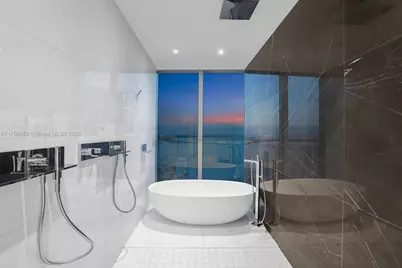 300 Biscayne Blvd Way #4703, Miami, FL 33131 - Photo 9