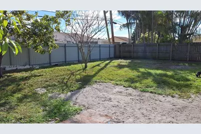 4165 W 6th Ct, Hialeah, FL 33012 - Photo 17