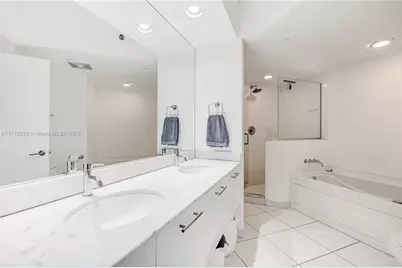 55 SE 6th St #3407, Miami, FL 33131 - Photo 13