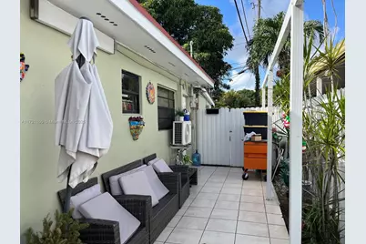 6760 W 6th Ct, Hialeah, FL 33012 - Photo 13