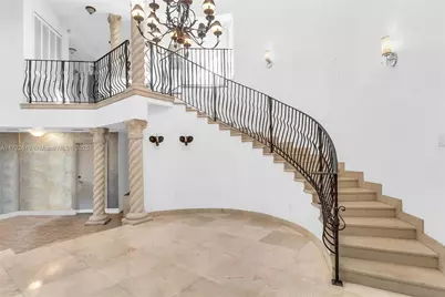 8135 NW 164th Ter, Miami Lakes, FL 33016 - Photo 7