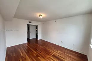 31 SE 5th St, Miami, FL 33131 - Photo 5