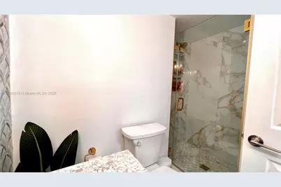 6039 Collins Ave #1210, Miami Beach, FL 33140 - Photo 15