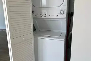 121 NE 34th St, Miami, FL 33137 - Photo 9