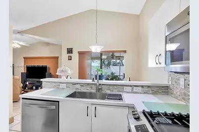 38 Gables Blvd, Weston, FL 33326 - Photo 11