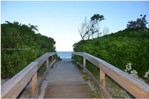 1000 Parkview Dr, Hallandale Beach, FL 33009 - Photo 33