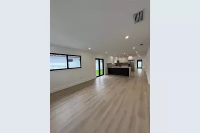 961 W 39th Pl, Hialeah, FL 33012 - Photo 3
