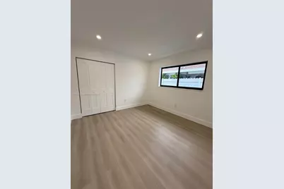 961 W 39th Pl, Hialeah, FL 33012 - Photo 11