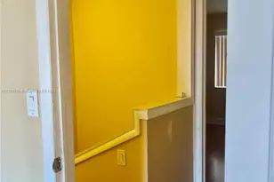 8430 NW 8th St, Miami, FL 33126 - Photo 13