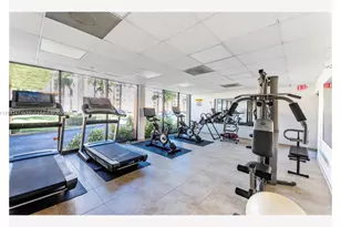 9350 Fontainebleau Blvd, Miami, FL 33172 - Photo 17