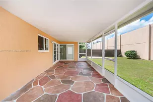 1007 NW 106th Ave Cir, Miami, FL 33172 - Photo 23