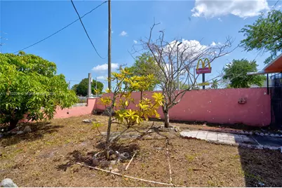 390 E 44th St, Hialeah, FL 33013 - Photo 29