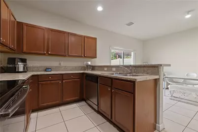 8881 W 35th Ln #8881, Hialeah, FL 33018 - Photo 11