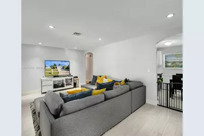 217 SE 5th St, Dania Beach, FL 33004 - Photo 9