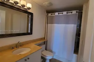 170 SE 14th St, Miami, FL 33131 - Photo 29