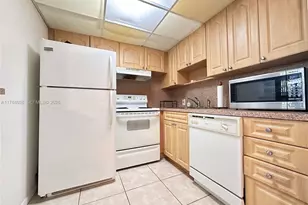 569 N Fanshaw N, Boca Raton, FL 33434 - Photo 5