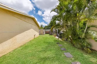 702 SW 79th Ave, North Lauderdale, FL 33068 - Photo 11