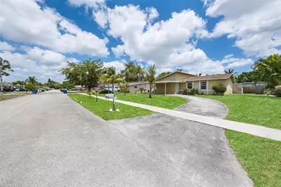 702 SW 79th Ave, North Lauderdale, FL 33068 - Photo 3