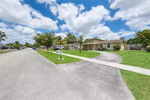 702 SW 79th Ave, North Lauderdale, FL 33068 - Photo 3