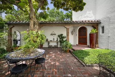 5215 Pine Tree Dr, Miami Beach, FL 33140 - Photo 9