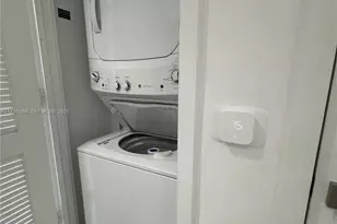 121 NE 34th St, Miami, FL 33137 - Photo 13