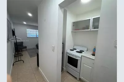 320 NE 160th St #B, Miami, FL 33162 - Photo 5