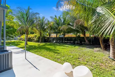 212 NW 11th St, Miami, FL 33136 - Photo 13