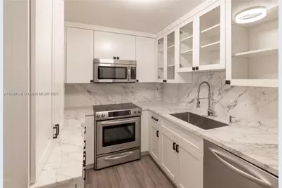 6061 Collins Ave #7D, Miami Beach, FL 33140 - Photo 7