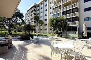 800 NE 195th St, Miami, FL 33179 - Photo 11