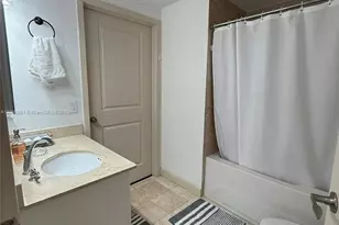 170 SE 14th St, Miami, FL 33131 - Photo 25