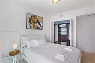 41 SE 5th St, Miami, FL 33131 - Photo 21