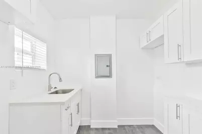 212 NW 15th St, Miami, FL 33136 - Photo 11