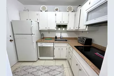 2899 Collins Ave #810, Miami Beach, FL 33140 - Photo 9