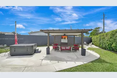 8540 NW 182nd St, Hialeah, FL 33015 - Photo 45