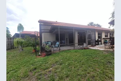 810 SW 113th Ter, Pembroke Pines, FL 33025 - Photo 23