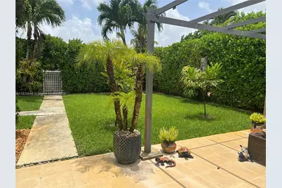 323 NW 105th St, Miami, FL 33150 - Photo 7