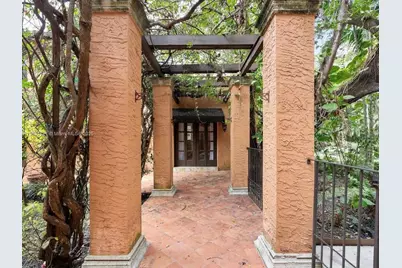 1006 S Greenway Dr, Coral Gables, FL 33134 - Photo 17